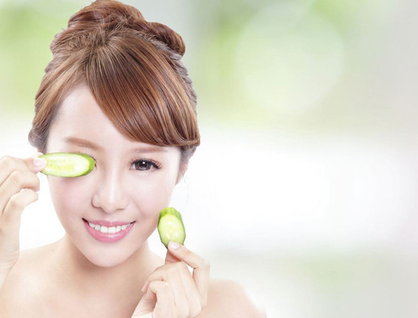 Cụ thể nếu muốn da sáng và đều màu hơn, bạn nên dùng nước ép dưa chuột thoa lên da. Ngoài làm sáng, lượng nước dồi dào cùng các dưỡng chất trong dưa sẽ nhanh chóng tăng độ đàn hồi cho da.