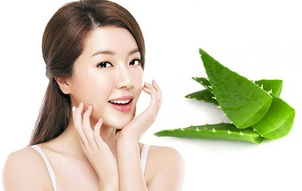 Đối với người da khô, dùng nha đam sẽ dưỡng ẩm rất tốt. Gel của nha đam cũng cải thiện da chảy xệ cực nhanh.