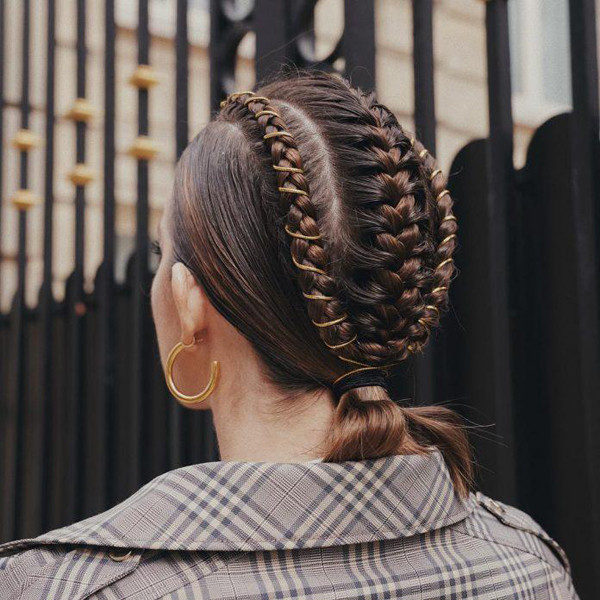 Tóc tết quá chặt và thường xuyên còn khiến da đầu bị áp lực, tóc dễ bị tổn thương.