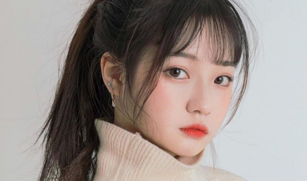 Tóc đuôi ngựa. Buộc đuôi ngựa là một trong những kiểu tóc hottrend được nhiều bạn gái ưa thích vì đem lại cảm giác năng động, trẻ trung … Tuy nhiên, kiểu tóc đuôi ngựa lại có thể gây ra cơn đau đầu. Lý do là dưới các nang tóc có những dây thần kinh nhạy cảm nên rất dễ cảm nhận những cơn đau.