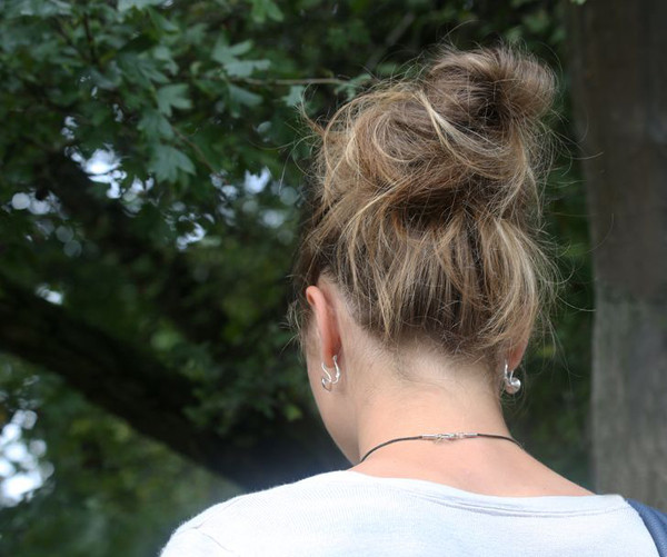 Buộc tóc rối khi ngủ dậy. Kiểu tóc rối buộc cao giúp bạn gái trở nên cuốn hút với vẻ mơ màng khi vừa thức dậy. Dù vậy, bạn chỉ nên thi thoảng F5 bản thân với cách này. Việc lạm dụng khiến chân tóc liên tục bị kéo căng sau khi ngủ sẽ trở nên dễ rụng.