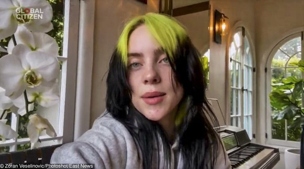 Tóc tẩy. Tẩy chân tóc giúp bạn có diện mạo mới mà không cần đổi toàn bộ màu tóc. Tuy nhiên các hóa chất có thể làm yếu sợi tóc, khiến chúng trở nên dễ gãy rụng.