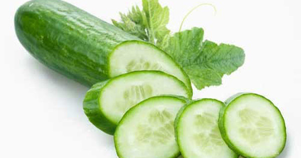 Dưa chuột. Dưa chuột thường được tận dụng để làm đẹp. Ít người biết rằng, dưa chuột còn giúp giảm đầy hơi rất tốt. Làm được điều này là nhờ lượng quercetin – một chất chống oxy hóa flavonoid giúp giảm sưng, ngăn giữ nước trong cơ thể.