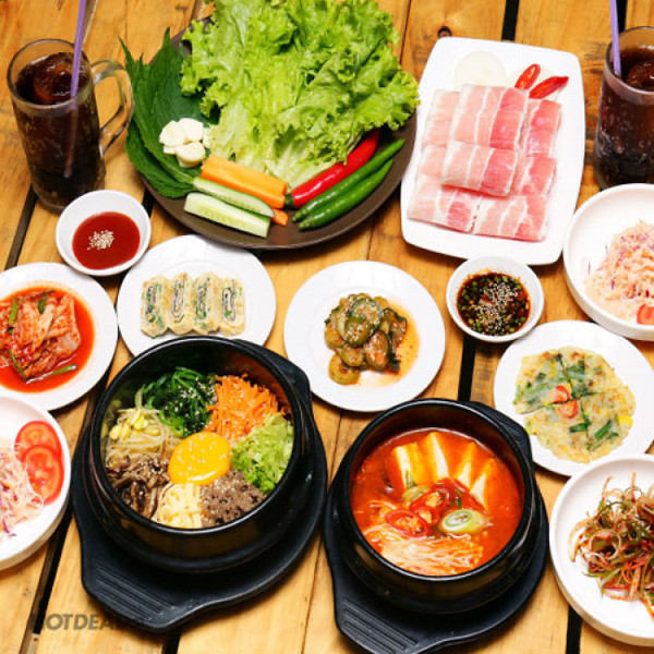 Việc ăn uống mất kiểm soát sẽ gây áp lực cho dạ dày. Tốt nhất, bạn nên dừng lại khi cảm thấy lửng bụng, đáp ứng 7/10 nhu cầu ăn uống.