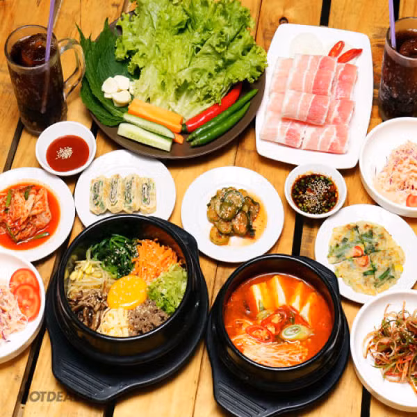 Việc ăn uống mất kiểm soát sẽ gây áp lực cho dạ dày. Tốt nhất, bạn nên dừng lại khi cảm thấy lửng bụng, đáp ứng 7/10 nhu cầu ăn uống.