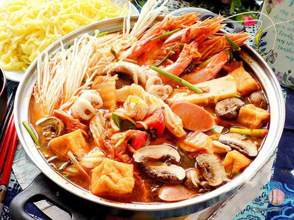 Khi vớt, nên đặt riêng từng loại thức ăn thay vì đổ chung vào một đĩa lớn để mọi người tự chọn.