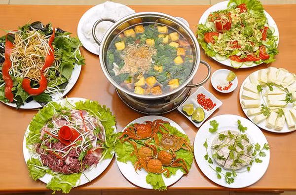 Đặc biệt, phụ nữ mang thai nên tránh xa bếp từ khi ăn lẩu. Tiếp xúc với lượng lớn bức xạ từ vật dụng này không hề tốt cho em bé. Ảnh: Internet.