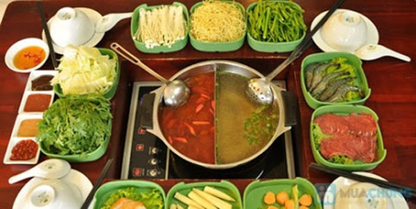 Thay vì chỉ ăn thịt, mẹ bầu nên tăng cường rau xanh. Đáng lưu ý, dù ngon đến đâu chị em cũng không nên ăn quá no.