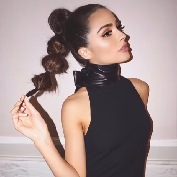 Ưu điểm nổi bật của kiểu tóc này là bạn không phải ngồi hàng giờ trước gương. Chị em cũng không cần đến sự trợ giúp của các dụng làm tóc cồng kềnh chỉ ở tiệm mới có.