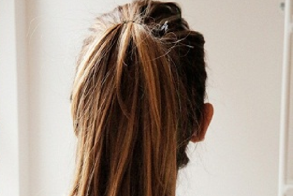 Bước 2, lấy lược chải lại phần đuôi ngựa vừa buộc lên cho thật mượt. Dùng dầu gội đầu khô xịt lên tóc một lượt để tạo độ bóng, bồng bềnh mà không tạo cảm giác thô cứng ở những bóng tóc sau này.