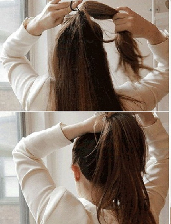 Khi thực hiện, đầu tiên, bạn gom tóc thành kiểu đuôi ngựa cao ở chính giữa. Dùng hai sợi chun để buộc lại. Theo kinh nghiệm của nhà tạo mẫu tóc nổi tiếng Mark Townsend, chị em nên dùng hai sợi chu để cố định. Bằng cách này, tóc sẽ không bị kéo xệ ở các bước tiếp theo.