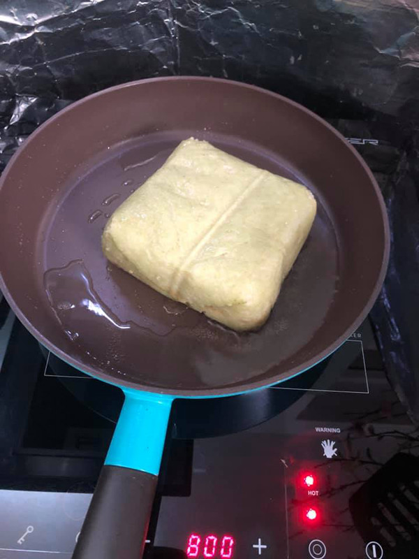 Không hổ danh “hội đoảng”, rán bánh chưng là phải rán nguyên cái – nhất định không chịu cán thành từng miếng mỏng.