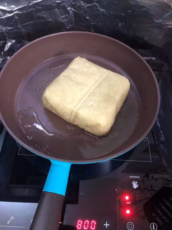 Không hổ danh “hội đoảng”, rán bánh chưng là phải rán nguyên cái – nhất định không chịu cán thành từng miếng mỏng.