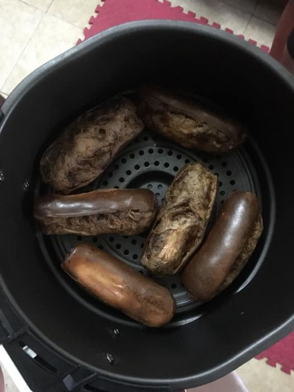 Cô gái dùng hẳn siêu phẩm nồi chiên không dầu ra nấu ăn nhưng kết quả không ai nhận ra món gì.