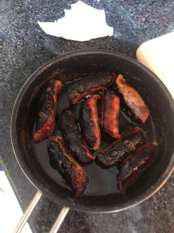 Ngoài những món đặc trưng ngày Tết, nhóm Ghét bếp, không nghiện nhà cũng cho ra đời loạt món bóng đêm – đặc sản của team vụng khi vào bếp.