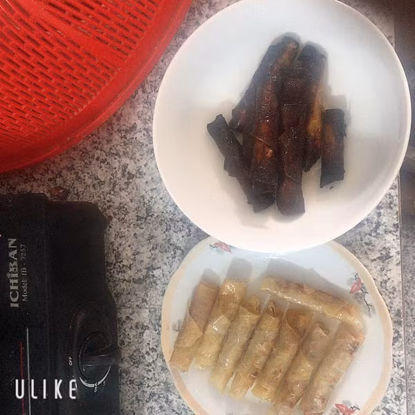 Người mẹ đã “giao trứng cho ác” khi đồng ý cho con gái rán nem ngày Tết.