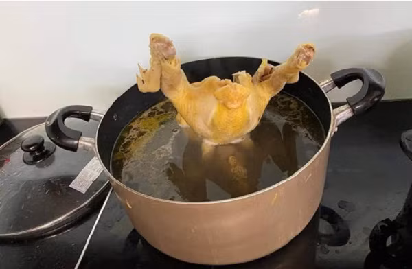 Lần đầu tiên nhờ chồng luộc gà cúng giao thừa và cái kết. 