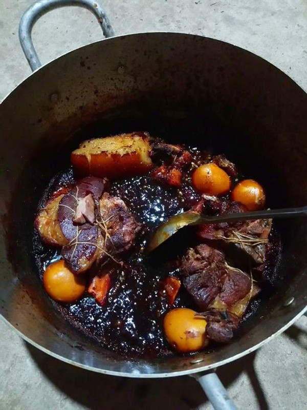 Món thịt kho cháy cạnh khi vào tay chị “đoảng” chẳng may quá lửa, bỗng chốc thành món thịt kho cháy nồi.