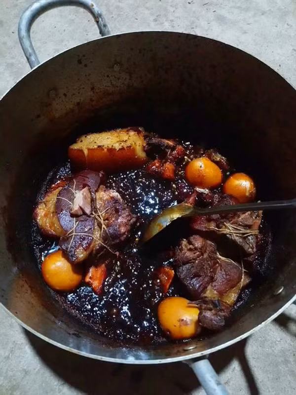 Món thịt kho cháy cạnh khi vào tay chị “đoảng” chẳng may quá lửa, bỗng chốc thành món thịt kho cháy nồi.