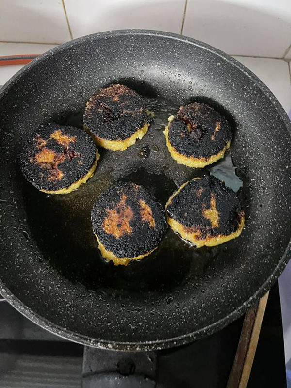 Thay vì rán theo cách phổ thông, 1 cô gái khoe thành quả khác người đúng ngày Lễ tình yêu 14/2.