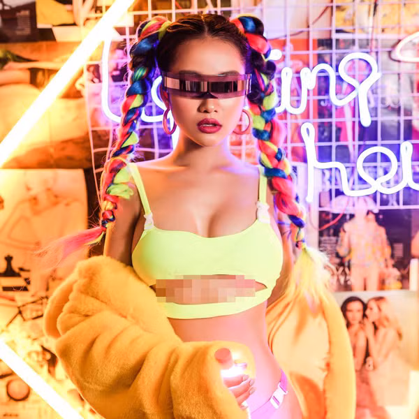 Sunny (Đặng Diễm My, Kiên Giang) có 9 năm hoạt động trong nghề DJ tại TP HCM. Cô từng lọt top 4 cuộc thi Miss DJ 2015 (cuộc thi tìm kiếm tài năng DJ trẻ).