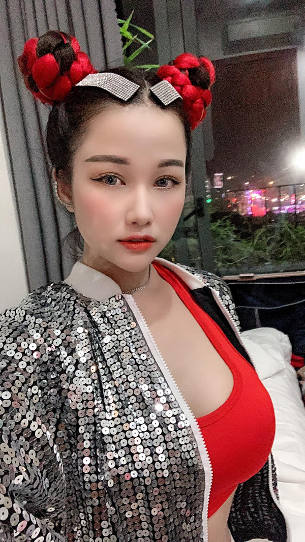 Hiền là vậy song đặc thù công việc khiến Diễm My phải lựa chọn trang phục hợp với tiết mục biểu diễn. Cô thường chọn những bộ cánh trẻ trung, năng động.