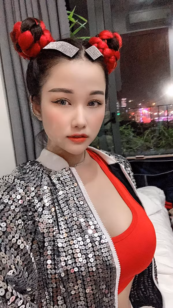 Hiền là vậy song đặc thù công việc khiến Diễm My phải lựa chọn trang phục hợp với tiết mục biểu diễn. Cô thường chọn những bộ cánh trẻ trung, năng động.