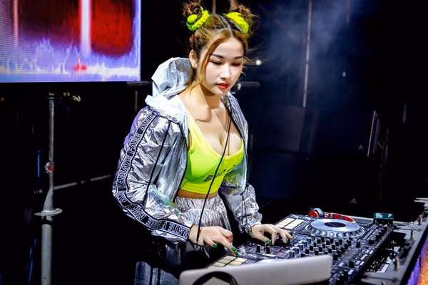 Để hợp với bữa tiệc âm nhạc sôi động, nữ DJ thường chọn trang phục cá tính có đôi hầm hố.