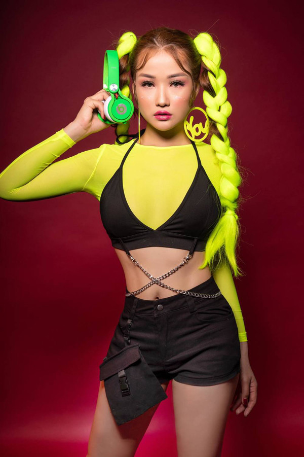 Thường xuyên xuất hiện tại nhiều sự kiện âm nhạc ngoài trời cùng các tên tuổi lớn trong Vpop nên Diễm My không quá xa lạ với khán giả yêu nhạc. 9X cũng gây chú ý khi tự nhận mình là “ DJ hiền nhất Đông Nam Bộ”.