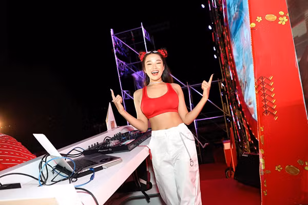 Tôi không theo đuổi hoàn toàn theo phong cách sexy. Bản thân hướng đến hình ảnh một DJ cá tính, phong cách mạnh mẽ”. Ảnh: FBNV.