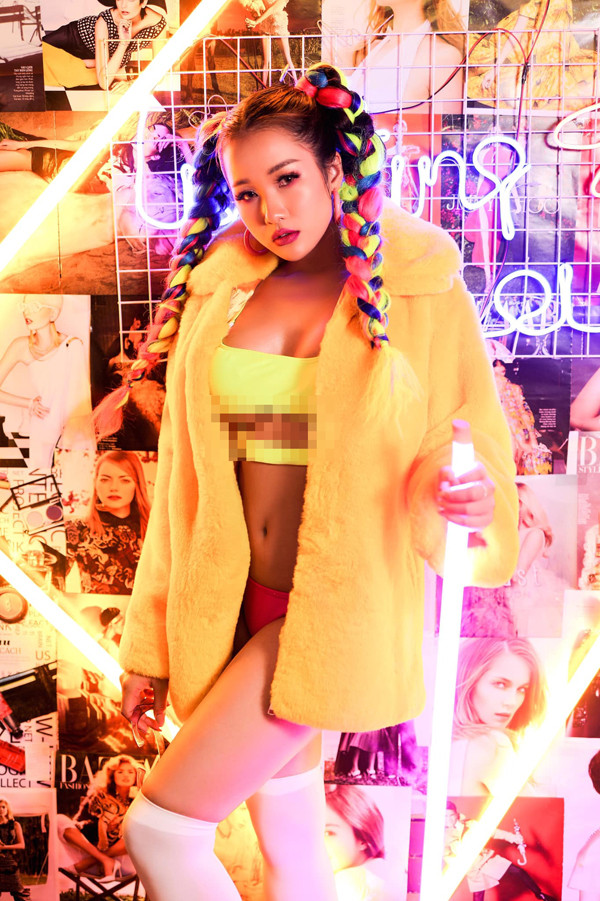 Ăn mặc hở bạo gây phản cảm không chỉ làm xấu hình ảnh bản thân mà còn ảnh hưởng tới công việc.