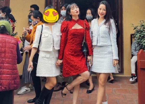 Dù bộ đồ có phần kín đáo hơn của Sun Ht đi cùng song Chi Pu không khỏi bị chê bai vì chiếc váy quá ngắn.