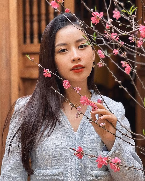 Đi lễ đầu năm từ lâu trở thành nét đẹp văn hóa của người Việt. Bước tới chốn thiêng, mọi người cần mặc kín đáo. Thế nhưng Chi Pu vô tư mặc váy ngắn khoe đùi khiến người nhìn “nóng mắt”.