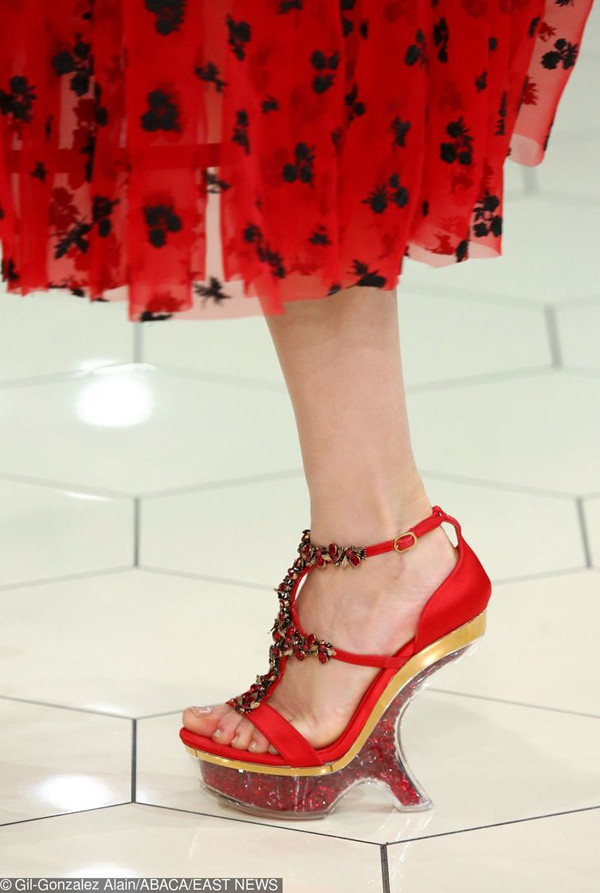 Khá khẩm hơn, đôi giày sắc đỏ này của Alexander McQueen có gót nhưng lại “chạy” tít về phía gan bàn chân.