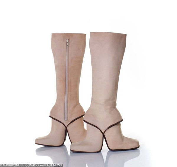 Đôi bốt vốn thuộc sở hữu của Kobi Levi. Năm 2011, Lady Gaga chọn thiết kế này trong sản phẩm âm nhạc “Born This Way”. Thiết kế giày độc dị gây ấn tượng mạnh. Kể từ đó, nó được gọi luôn bằng tên người nổi tiếng đầu tiên lăng xê mình - Bốt “Lady Gaga”. 