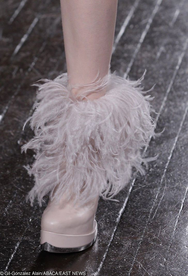 Trong khi đó, hãng mốt Alexander McQueen lại gây khó hiểu với sáng tạo mô phỏng bàn chân của con bò. Không giống như bình thường, đôi giày được trang trí với lông vũ và không có gót.