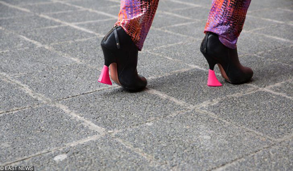 Đôi giày này rất “thân thiện” với người đi. Chi tiết thiết bị bảo hộ gót vừa giúp đi bộ dễ dàng hơn, vừa giúp bảo vệ gót chân tối đa.