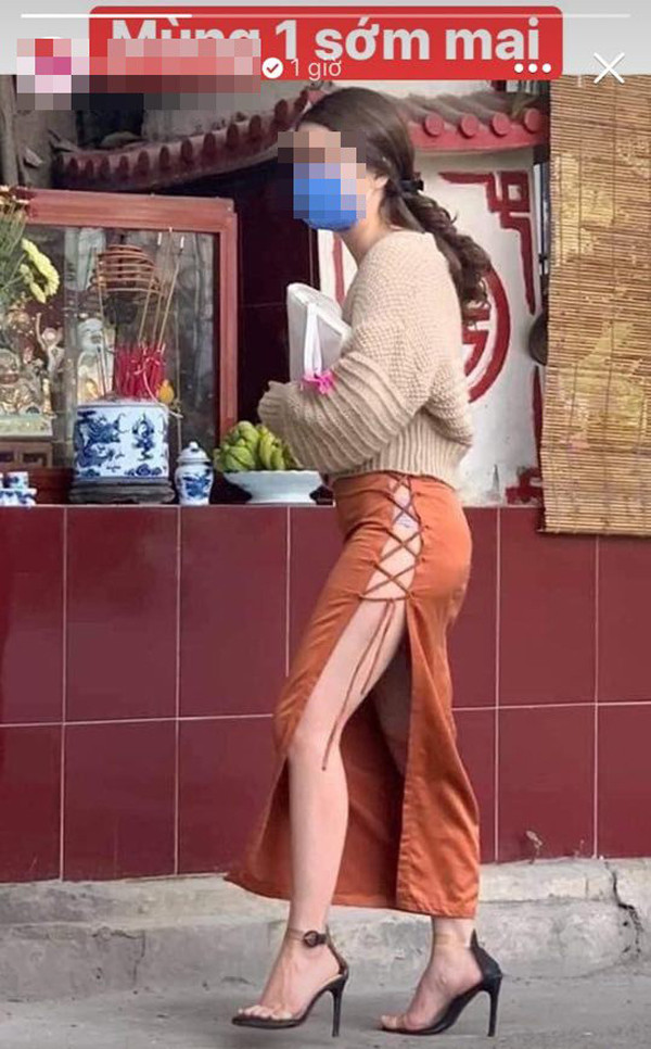 Thời gian trước, dân tình không khỏi nhức mắt trước thời trang phản cảm khi đi lễ chùa của một cô gái. Hình ảnh ghi lại, người này diện một chiếc áo len kín đáo, nhưng khi nhìn xuống chân váy ai cũng phải lắc đầu ngán ngẩm với kiểu thời trang hở cả nội y.