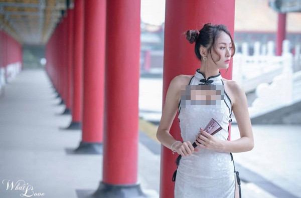 Dù không phải là trang phục truyền thống của Việt Nam song việc ăn mặc hở toang, xẻ hông cao ngút của Snowny khiến bất cứ người nào nhìn vào cũng không khỏi nóng mắt.