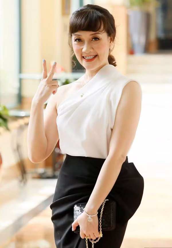 Không chỉ gây ấn tượng trong diễn xuất, nữ nghệ sĩ còn khiến người hâm mộ hết lời khen ngợi bởi nhan sắc trẻ trung cùng gu thời trang hack tuổi đáng gờm.