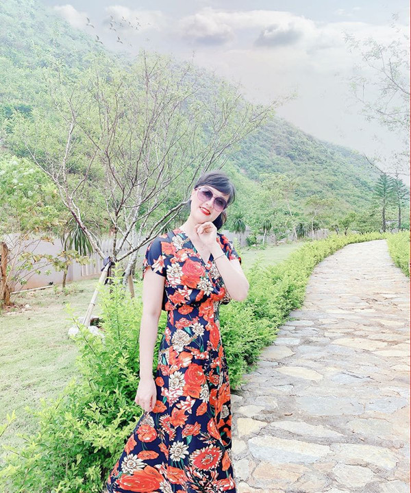 Dù ưa thích mẫu váy họa tiết song “Bà Táo” thường tránh những trang phục cắt may cầu kỳ, diêm dúa.