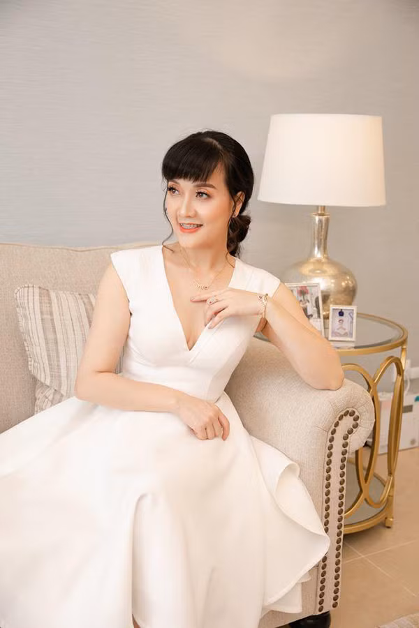 So với các thiết kế khác, dường như Vân Dung có niềm đam mê bất tận với những mẫu thiết kế thanh lịch.