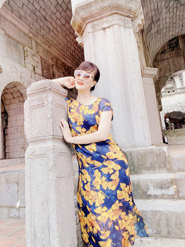 Để luôn tươi mới, danh hài đất Bắc chọn đồ với gam màu tươi sáng. Sự tiết chế này khiến nghệ sĩ Vân Dung trẻ trung hơn tuổi thực mà không lo quá lố, “phèn”.