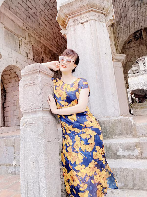 Để luôn tươi mới, danh hài đất Bắc chọn đồ với gam màu tươi sáng. Sự tiết chế này khiến nghệ sĩ Vân Dung trẻ trung hơn tuổi thực mà không lo quá lố, “phèn”.