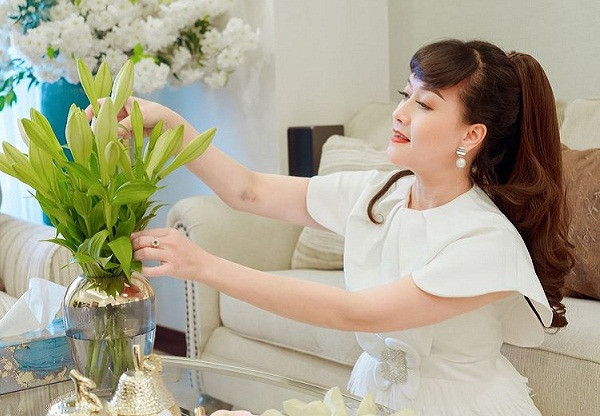 Vân Dung là một trong những nghệ sĩ gặt hái nhiều thành công trên sân khấu hài kịch. Ngoài những vai diễn nổi tiếng đanh đá và chua ngoa, nữ diễn viên còn được nhớ mặt với vai trò “bà Táo” trong các chương trình Gặp nhau Cuối năm.