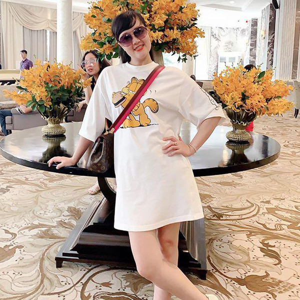 Trong hình, Vân Dung có màn lên đồ hoàn hảo với áo phông rộng in họa tiết hoạt hình. Cô cũng rất biết nâng tầm trang phục khi mix cùng túi hiệu LV cực sang.