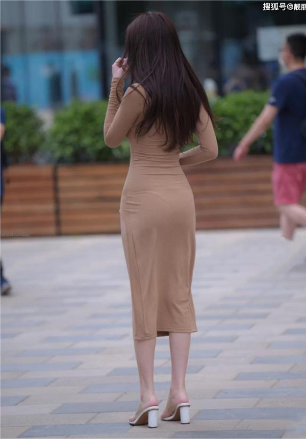 Dù sexy là vậy nhưng mẫu váy được thiết kế với chất liệu vải mỏng, dễ xô và để lại vết hằn nội y thực sự thách thức không ít người mặc.