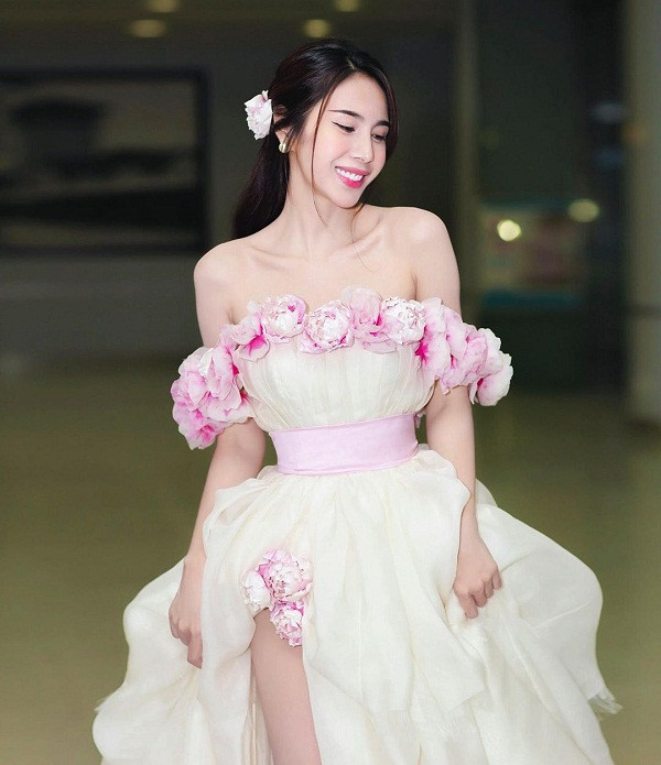 Bộ váy với điểm nhấn chính là những đóa hoa được thêu dệt tinh xảo. Dáng váy hoa đua nở vừa nữ tính, dịu dàng như chính chủ nhân đang mặc trên người.