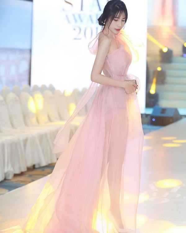 Mới đây, bà xã Công Vinh đăng ảnh visual đỉnh cao trên trang cá nhân. Nhờ màn lên đồ xuất sắc, Thủy Tiên nhận về vô số lời khen có cánh.