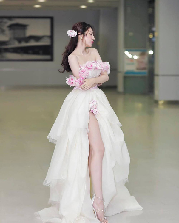 Sải bước trên thảm đỏ, người đẹp Kiên Giang chọn thiết kế tạo điểm nhấn với hoa hồng, tà xẻ cao hút mắt.